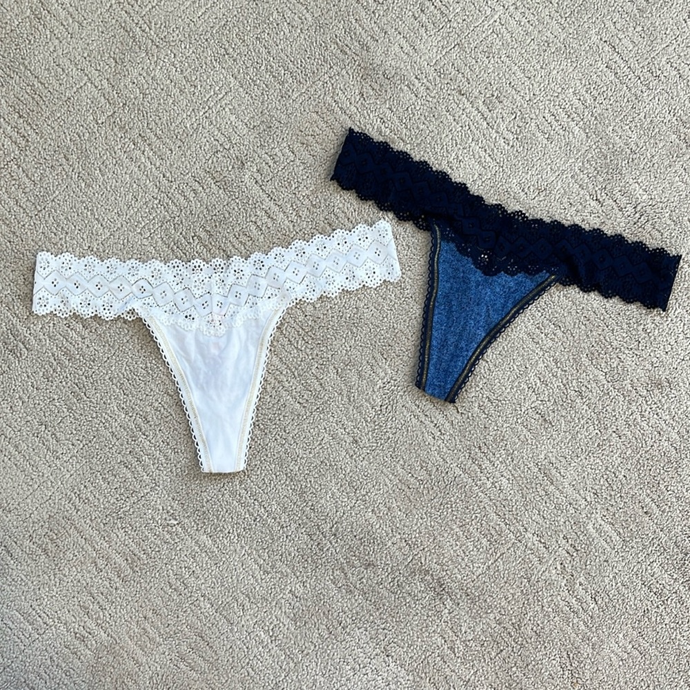 Victoria’s Secret | Lacy Thongs M